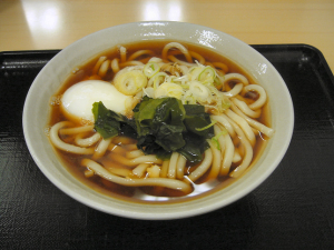 富士そばの月見うどん（コンタ）